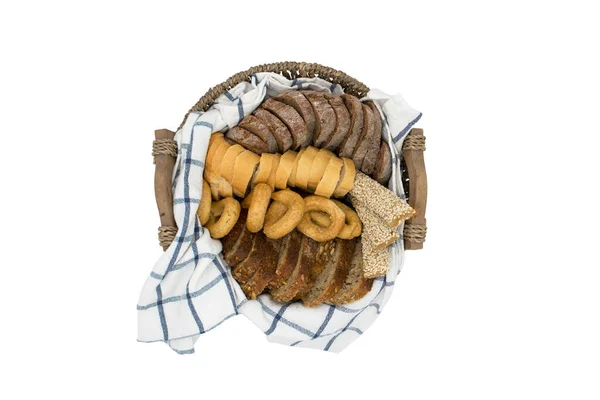 Yukarıdan izole edilmiş farklı ekmek varyantları sepeti.