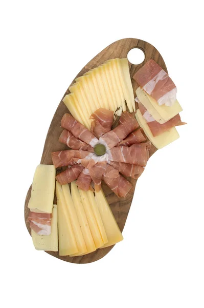 Jambon, peynir ve zeytin, beyaz arka planda izole edilmiş ahşap tabakta..