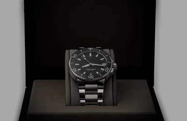 İsviçre yapımı çelik bileklikli bir dalgıç saati, kaplama, seramik bezel, safir cam, Oris