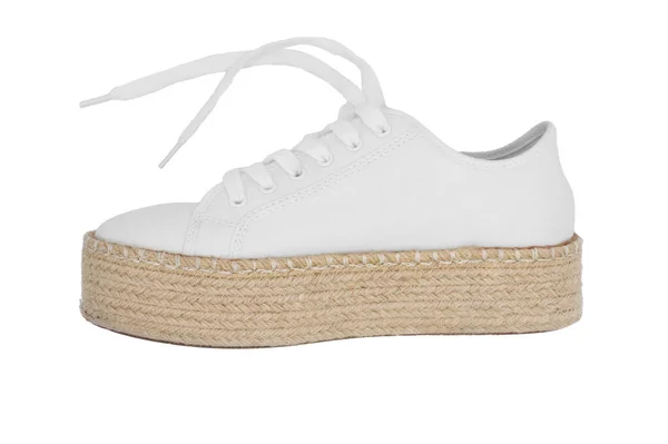 Beyaz arka planda beyaz yaz kadın ayakkabısı, yan görünüm