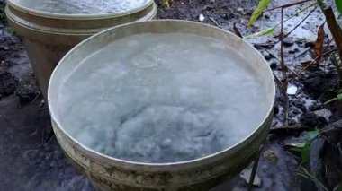Plastik kovalarda yağmur suyu toplandı.
