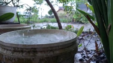 Plastik kovalarda yağmur suyu toplandı.