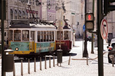 Lizbon, Portekiz 'de gün batımında tramvay