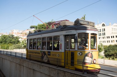 Lizbon, Portekiz 'de gün batımında tramvay