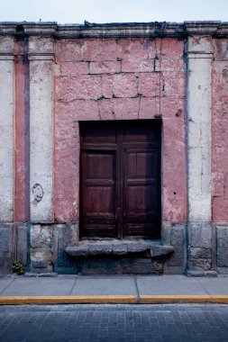 Peru 'daki Arequipa caddelerinin manzarası, etrafında geleneksel mimari 