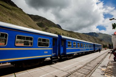 Aguas Calientes 'teki turistik tren Machu Picchu Peru' ya gidiyor.