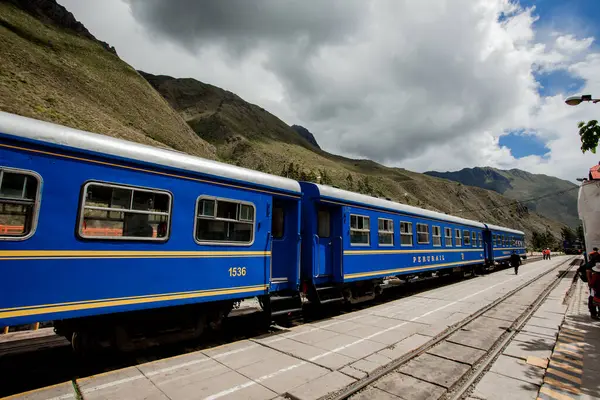 Aguas Calientes 'teki turistik tren Machu Picchu Peru' ya gidiyor.