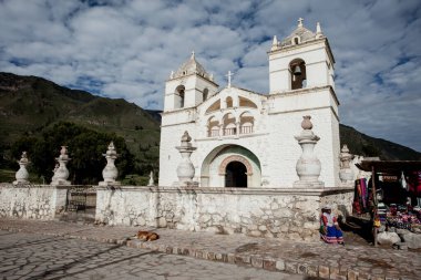 Peru 'daki Colca Kanyonu' nun yanındaki çamurlu yolda geleneksel kilise manzarası