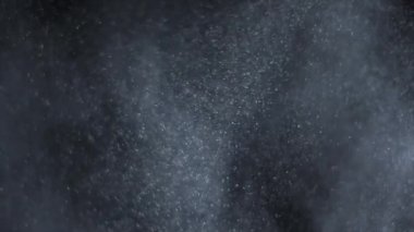 Parıldayan parçacıklar, bokeh parlak parçacıklar siyah arkaplan üzerinde döngü animasyonu. Bu videoyu görüntülerinize ekleyebilirsiniz .