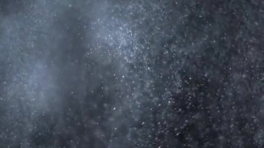 Parıldayan parçacıklar, bokeh parlak parçacıklar siyah arkaplan üzerinde döngü animasyonu. Bu videoyu görüntülerinize ekleyebilirsiniz .