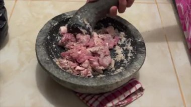 Satay yapmak için baharatla karıştırılan sığır eti videosu
