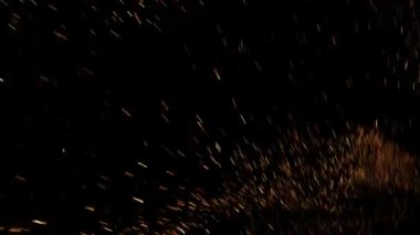 Gerçekçi yüzen közler siyah ekran arkaplanındaki parçacıkları yakar. Bu element etkisini görüntülerin karışım modu üzerinde kullanabilirsiniz. .