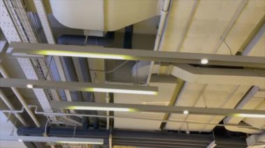 Çatı inşa etme videosu çok sayıda hortum ve akım hatlarını gösteriyor