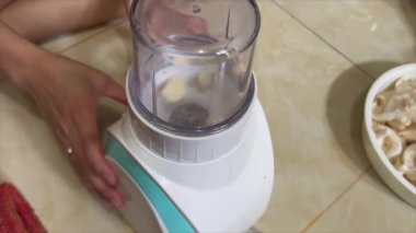 Sarımsak karıştırma sürecinin videosu