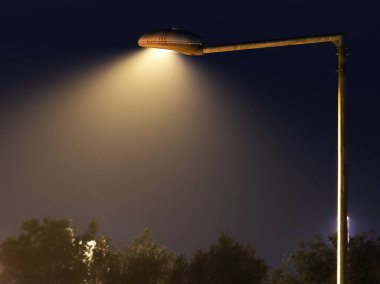 Sokak lambasından gelen ışık huzmesi. Yüksek kalite fotoğraf