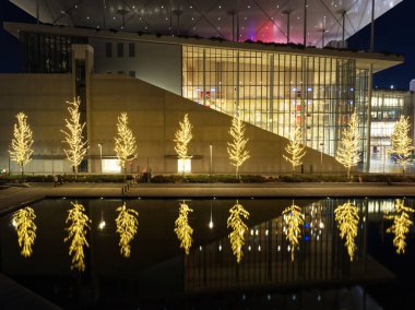 Noel ağacı ışıkları suya, Atina 'ya ve Yunanistan' a yansıyor