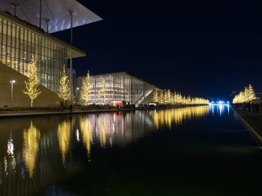 Stavros Niarchos Vakfı Kültür Merkezi, SNFCC, Atina ve Yunanistan 'da soğuk kış gecelerinde su yansımalarıyla canlı Noel havası 