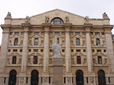 İtalya 'nın Milano kentinde İtalyan Borsa Palazzo della borsa' sı cephesi 