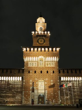 Castello Kalesi Sforzesco kulesi. Baharda önünde çeşme var. Milan, İtalya 