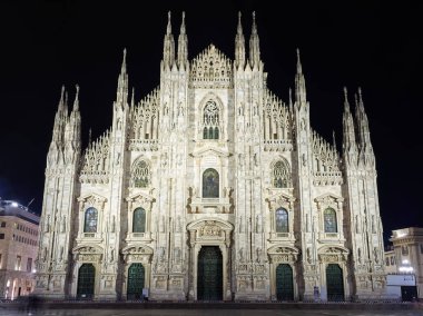 Milan Duomo Katedrali gece aydınlandı, Milano, İtalya 