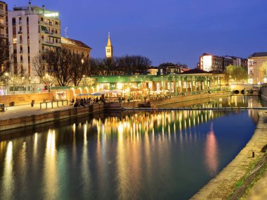 Navigli rıhtımı mavi saatte aydınlandı, Milano, İtalya 