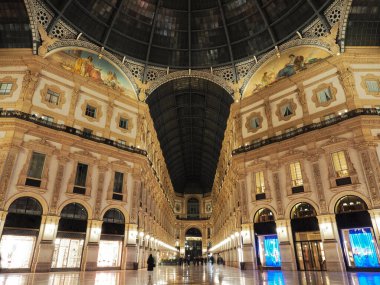 İtalya, Milano 'daki Galeri Vittorio Emanuele II' nin ışıkları altında gece görüşü 