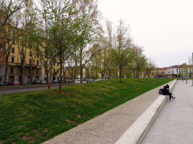 Şehir geçişi, şehir merkezindeki yayalar için şehir merkezi, Milan, İtalya 