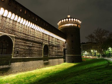 Castello Şatosu Sforzesco Kalesi bahar gecesi bulutlu gökyüzünün altında. Milan, İtalya 