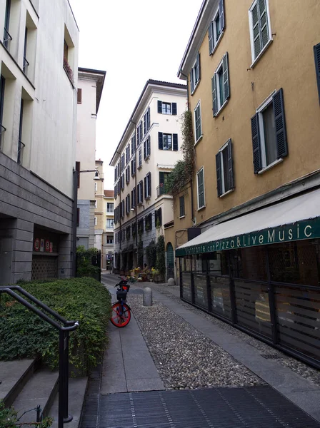 Italiaanse Gevel Een Zonnige Dag Entree Onderdoorgang Milaan Italië — Stockfoto