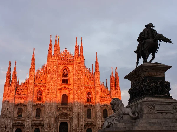 Günbatımında Turuncu Renkte Parlayan Duomo Katedralinin Muhteşem Manzarası Milan Talya — Stok fotoğraf