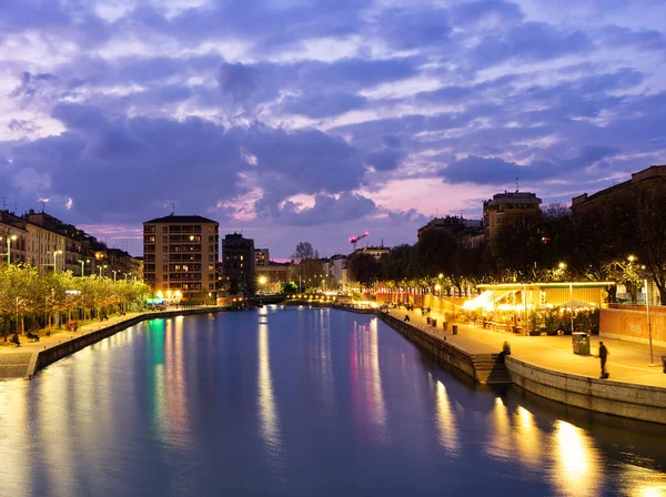 Navigli rıhtımı mavi saatte aydınlandı, Milano, İtalya 