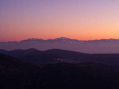 Yunanistan 'ın alacakaranlık renkleriyle kaplı dağ sıraları. Yüksek kalite fotoğraf