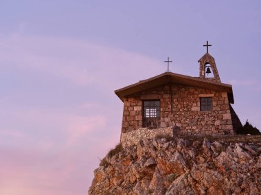 Yunanistan, alacakaranlıkta küçük bir ortodoks kilisesi. Yüksek kalite fotoğraf