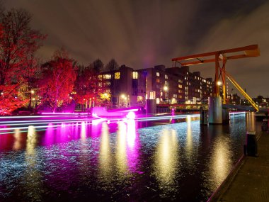 Işık festivali gecesi Hollanda, Amsterdam 'da Kanal Köprüsü' nde hafif patikalar var. Yüksek kalite fotoğraf