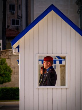 Atina, Yunanistan - 13 Mayıs 2023: Evzone Yunanistan Parlamentosu önünde nöbet tutuyor. 