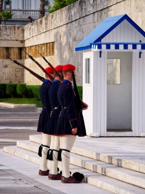 Atina, Yunanistan - 13 Mayıs 2023: Yunan Parlamentosu Eski Kraliyet Sarayı önünde Yunan askeri oluşumu tarafından Evzone 'ler tarafından Muhafızların değiştirilmesi. Bilinmeyen Asker 'in arka plandaki mezarında. 