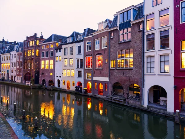 Hollanda 'da sisli ve bulutlu bir kış gününde Utrecht şehri ve kanalları 