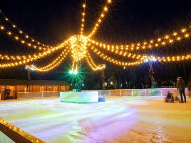 Belçika, Bruges 'deki Noel pazarında gece boyunca buz pateni. Yüksek kalite fotoğraf