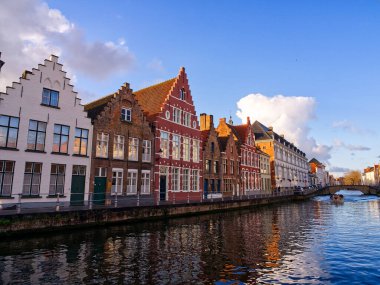 Belçika 'nın ortaçağ şehri Bruges' deki Idyllic kanal yansımaları. Yüksek kalite fotoğraf