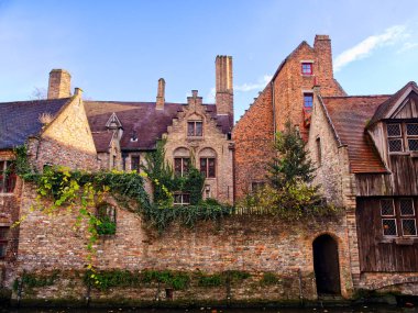 Belçika 'nın ortaçağ şehri Bruges' ün üzerindeki Idyllic evler. Yüksek kalite fotoğraf
