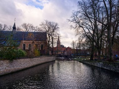 Belçika 'nın ortaçağ şehri Bruges' deki Idyllic kanal yansımaları. Yüksek kalite fotoğraf