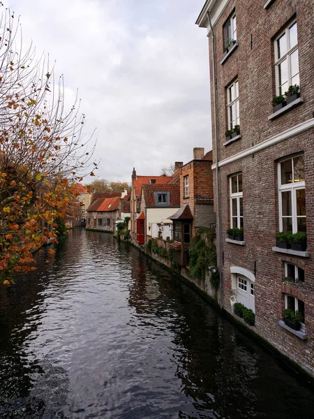 Belçika 'nın ortaçağ şehri Bruges' deki Idyllic kanal yansımaları. Yüksek kalite fotoğraf