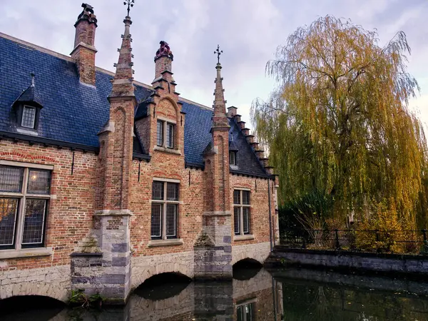 Belçika 'nın ortaçağ şehri Bruges' ün kanalı üzerinde yansıyan Idyllic evler 