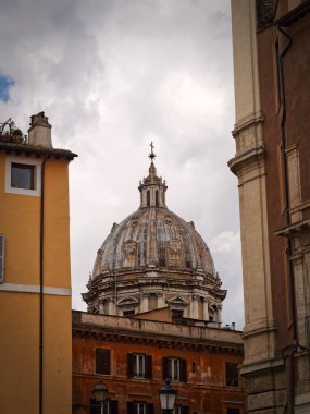 Aziz Andrea della Valle Kilisesi Chiesa Bazilikası. Roma şehir binalarının içinden kubbenin dış görünüşü. Roma, İtalya 