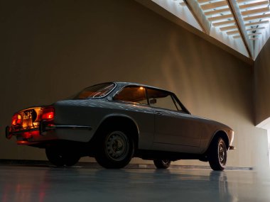 Eski moda klasik araba arka taraf görüntüsü sıcak renklerde. 