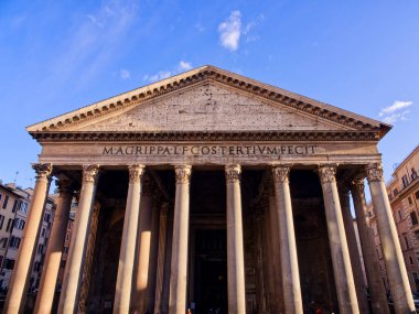 Pantheon, 2. yüzyıldan kalma antik bir Roma tapınağı. Mavi gökyüzünün altında yüksek açı. Roma, İtalya. 