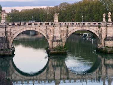 Sant Angelo Köprüsü Ponte, Vatikan yakınlarındaki Roma 'nın tarihi merkezinde Tiber Nehri' ne yansıyor. Roma, İtalya 
