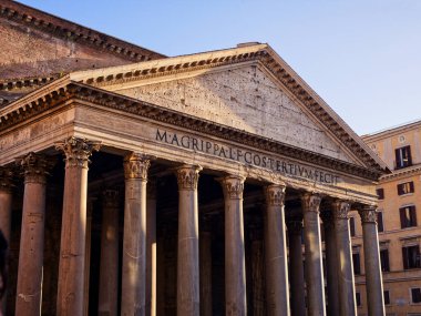 Pantheon, 2. yüzyıldan kalma antik bir Roma tapınağı. Mavi güneşli gökyüzünün altına bak. Roma, İtalya.
