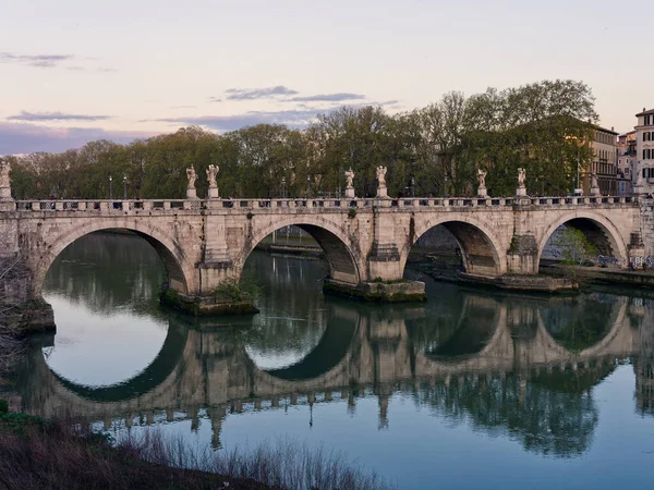 Sant Angelo Köprüsü Ponte, Vatikan yakınlarındaki Roma 'nın tarihi merkezinde Tiber Nehri' ne yansıyor. Roma, İtalya 