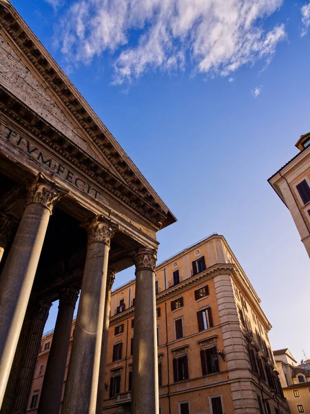 Pantheon, 2. yüzyıldan kalma antik bir Roma tapınağı. Mavi gökyüzünün altında yüksek açı. Roma, İtalya. 